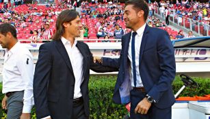 Almeyda y Alonso se saludan previo a un Chivas-Tuzos