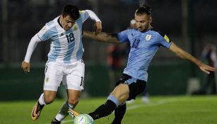 Gastón Silva pelea el balón en juego contra Argentina 