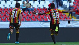 El festejo de los Leones Negros tras anotar contra Dorados