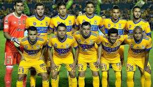 Jugadores de Tigres previo a un partido