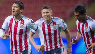 Jugadores de Chivas festejan un gol contra Santos