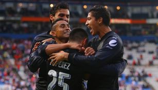 Los jugadores de Chivas festejan un gol en la cancha de Pachuca