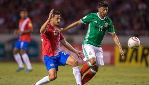 Carlos Vela pelea balón en juego contra Costa Rica 