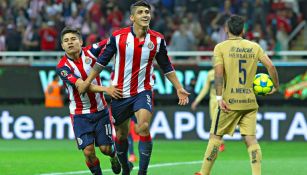 Alan Pulido celebra un gol contra Pumas en el Clausura 2017