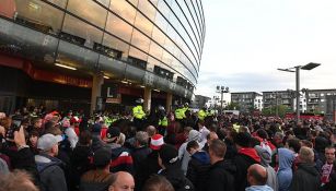 Aficionados del Colonia, esperando para entrar al Emirates Stadium