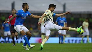 Julián Velázquez y Oribe Peralta, en acción durante un partido de Liga MX