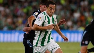 Guardado pelea un balón en un partido del Betis