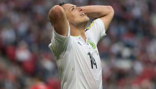 Chicharito se lamenta en un partido con el Tri