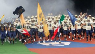 Jugadores de Pumas CU salen al terreno de juego