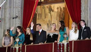 La familia presidencial saluda en el balcón de Palacio Nacional