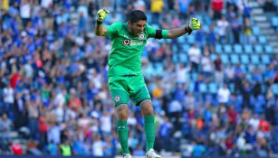 Jesús Corona celebrando un gol de Cruz Azul