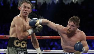 Canelo Álvarez le suelta un derechazo a Golovkin