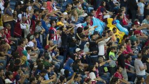 Aficionados de Chivas, durante el juego contra Pumas