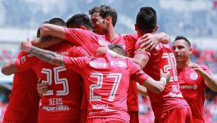 Jugadores de Toluca celebran un gol frente a Gallos