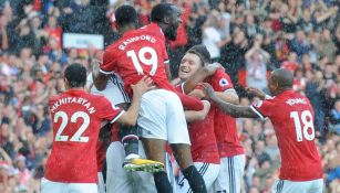 Jugadores del United celebran el triunfo sobre el Everton