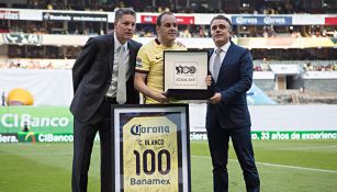 Peláez, Blanco y Román en el Estadio Azteca durante el homenaje al Cuau