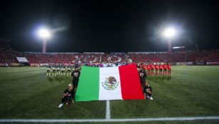 La bandera de México durante una ceremonia en un partido de la Liga MX Femenil
