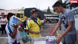 Edson Álvarez recibe los víveres de la gente en Edomex