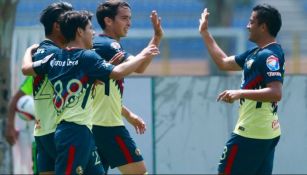 Jugadores de la Sub 20 celebran un gol de América