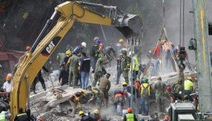 Los voluntarios y soldados de México intentar quitar escombros en un edificio