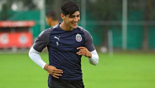 Alan Pulido, durante un entrenamiento con las Chivas