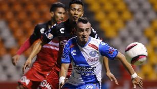 Carlos Salom disputa un balón en el juego entre Atlas y Puebla