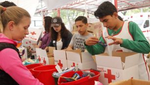 Voluntarios organizan víveres y medicamentos