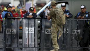 Policías mantienen las barras metálicas para restringir zonas afectadas