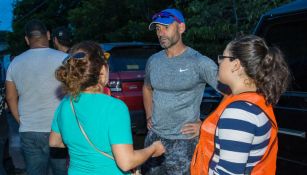 Paco Jémez charla con unas voluntarias en Jojutla, Morelos