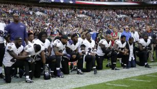 Jugadores de Ravens se hincan en el Himno Nacional