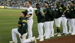 Bruce Maxwell, de Oakland Athletics, hincado durante el himno de EU 