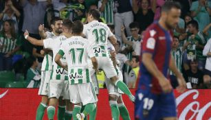 Jugadores del Betis celebran una anotación 