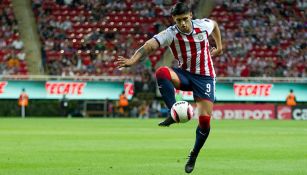 Alan Pulido controla el balón en partido de Chivas