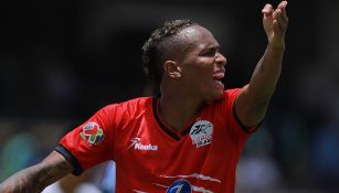 Quiñones reclama en un partido de Lobos BUAP