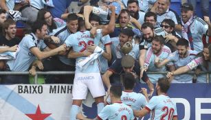 Los jugadores del Celta celebran con su afición