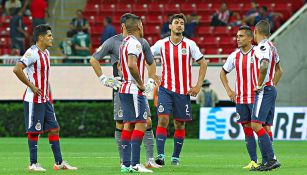 Futbolistas de Chivas se lamentan en el terreno de juego