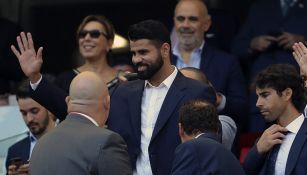 Diego Costa saluda en el estadio Wanda Metropolitano 