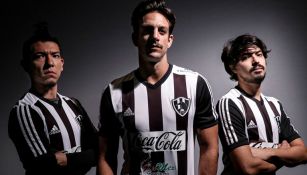 Jugadores de CLub de Cuervos posan con su anterior playera