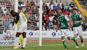 León festeja gol de Elías Hernández contra Lobos BUAP