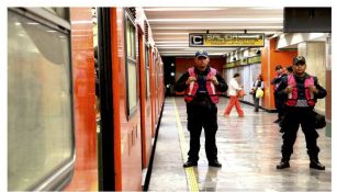 Elementos de la policía resguardan el Metro