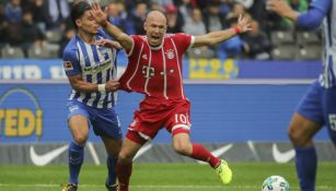 Robben se queja de una falta durante un juego con el Bayern Munich