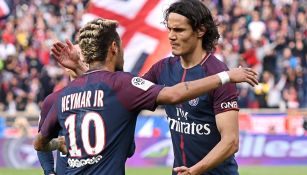 Cavani y Neymar se abrazan tras una victorias del PSG