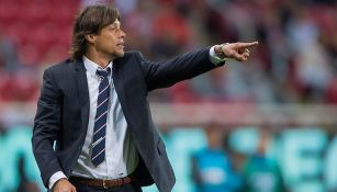 Matías Almeyda da indicaciones en juego de Chivas 