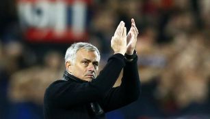 José Mourinho aplaude tras un juego del Manchester United