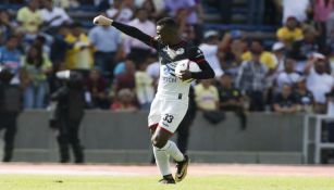 Quiñones, festejando un gol contra el América