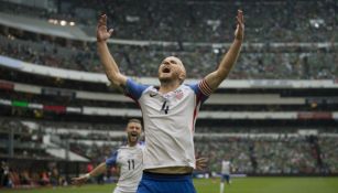 Michael Bradley festejando un gol de Estados Unidos en el Estadio Azteca