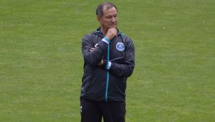 Enrique Meza observa entrenamiento del Puebla 