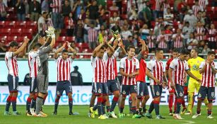 Jugadores de Chivas agradecen a la tribuna