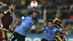 Luis Suárez remata de cabeza frente a la zaga de Uruguay 