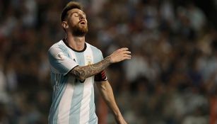 Messi se lamenta tras una falla 